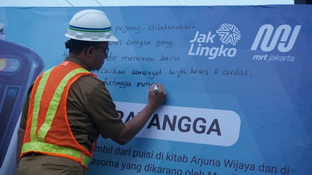 Tulisan Gubernur DKI Jakarta Anies Baswedan tentang Ratangga. (Foto: Jamal Ramadhan/kumparan)