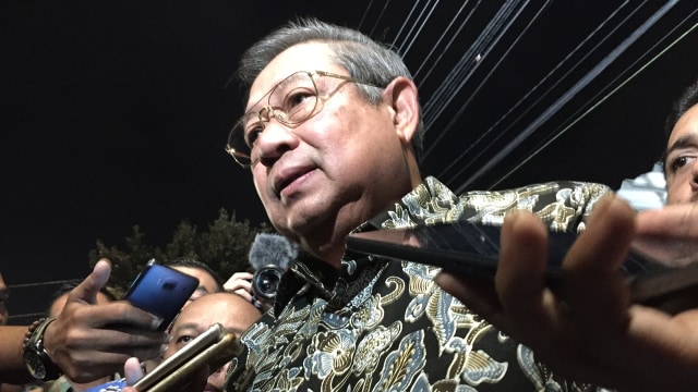 SBY di Angkringan Jaman Edan di Jalan Margo Utomo, Kota Yogyakarta. (Foto: Arfiansyah Panji Purnandaru/kumparan)