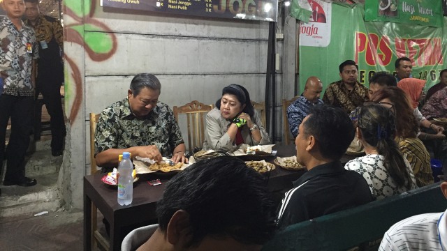 SBY di Angkringan Jaman Edan di Jalan Margo Utomo, Kota Yogyakarta. (Foto: Arfiansyah Panji Purnandaru/kumparan)