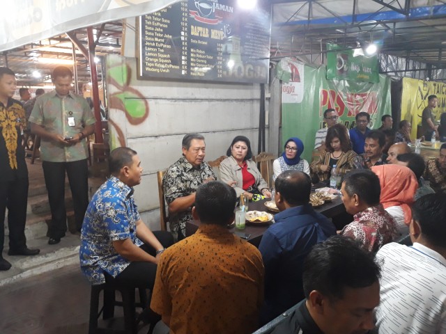 Lawatan ke Yogyakarta, SBY Nikmati Sajian Angkringan di Kawasan Tugu