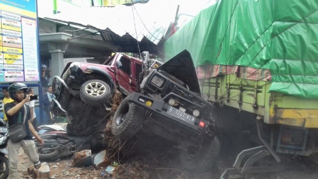 Truk menabrak sejumlah kendaraan dan sebuah rumah sakit karena rem blong di Bumiayu, Kabupaten Brebes, Jawa Tengah (Foto: Dok. Istimewa/PanturaPost)