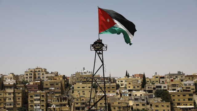Bendera Yordania. (Foto: AFP/Ahmad Gharabli)