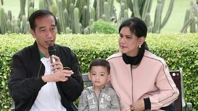 Pangku Cucu, Jokowi Pamer Kemesraan dengan Iriana