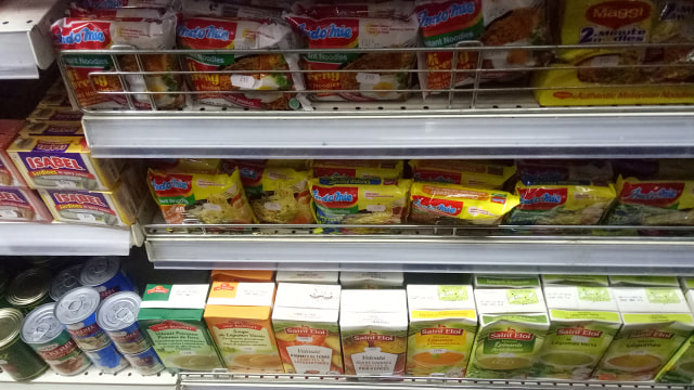 Indomie dijual di supermarket Senegal. (Foto: Andreas Gerry/kumparan)