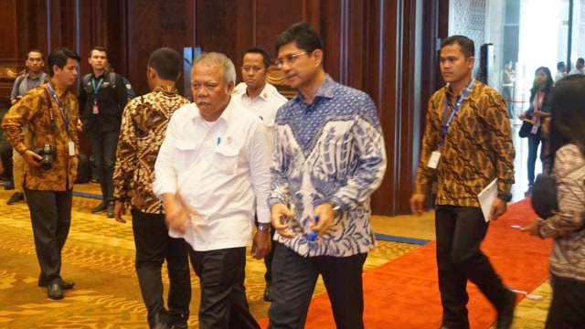 Menteri PUPR Basuki Hadimuljono (kiri) dan Wakil Ketua KPK Laode M Syarif (kanan) di Acara Peluncuran Geoportal Kebijakan Satu Peta di Ruang Birawa, Gedung Bidakara, Jakarta. (Foto: Yudhistira Amran Saleh/kumparan)