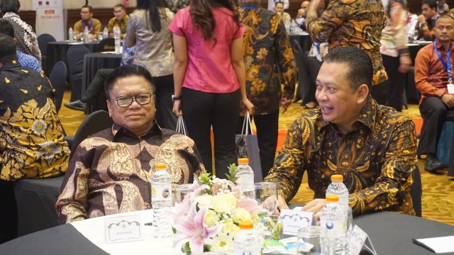 Ketua DPD Oesman Sapta Odang (kiri) dan Ketua DPR Bambang Soesatyo (kanan) di Acara Peluncuran Geoportal Kebijakan Satu Peta di Ruang Birawa, Gedung Bidakara, Jakarta. (Foto: Yudhistira Amran Saleh/kumparan)