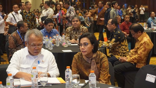 Menteri PUPR Basuki Hadimuljono (kiri) dan Menteri Keuangan Sri Mulyani Indrawati (kanan) di Acara Peluncuran Geoportal Kebijakan Satu Peta di Ruang Birawa, Gedung Bidakara, Jakarta. (Foto: Yudhistira Amran Saleh/kumparan)