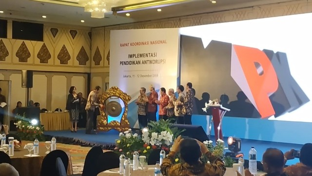 Wakil Ketua KPK Saut Situmorang ( kedua kiri)  membuka Rakornas Pendidikan Anti Korupsi di Hotel Kartika Chandra, Jakarta Selatan. (Foto: Maulanan Ramadhan/kumparan)