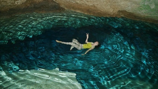 Wisatawan berenang di dalam Gua Kristal. (Foto: Instagram/@poetry_henuk)