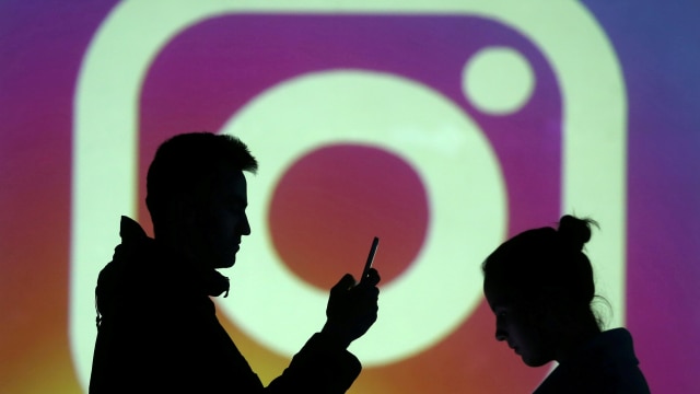 Siluet di tengah logo Instagram. (Foto: REUTERS/Dado Ruvic)