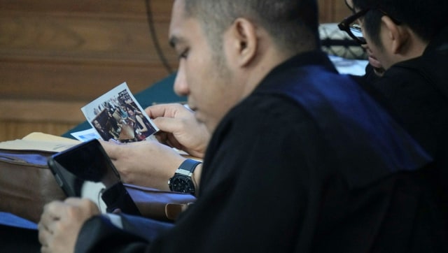 Barang bukti foto yang dibawa Sisca Dewi saat menjalani persidangan di Pengadilan Negeri Jakarta Selatan, Selasa (11/12). (Foto: Nugroho Sejati/kumparan)