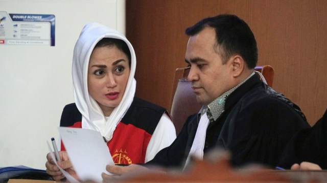 Sisca Dewi (kiri ) di Pengadilan Negeri Jakarta Selatan, Selasa (11/12). (Foto: Nugroho Sejati/kumparan)