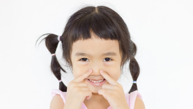 Ilustrasi anak memegang hidung (Foto: Shutterstock)