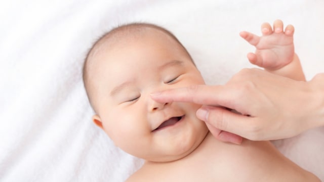 Menarik Hidung Bayi Supaya Mancung, Apa Kata Dokter? Foto: Shutterstock