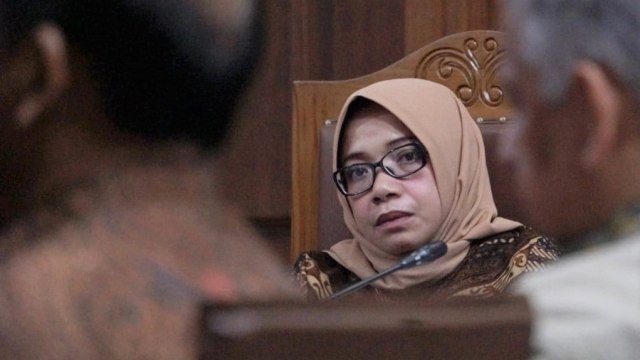 Mantan wakil ketua komisi VII DPR RI Eni Maulani Saragih mendengarkan keterangan saksi pengadilan Tipikor. (Foto: Irfan Adi Saputra)