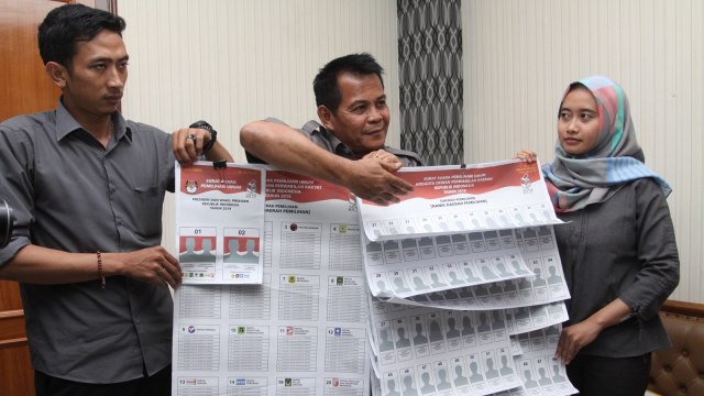 Petugas Komisi Pemilihan Umum (KPU) memperlihatkan contoh surat suara Pemilu 2019 di Gedung KPU, Jakarta, Senin (10/12). (Foto: ANTARA FOTO/Reno Esnir)