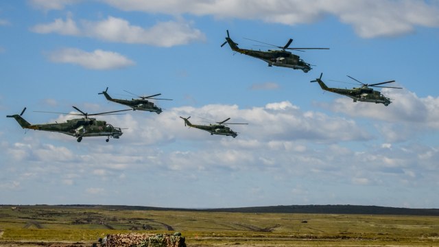Helikopter militer Rusia ikut serta dalam latihan militer Vostok-2018. (Foto: AFP/MLADEN ANTONOV)