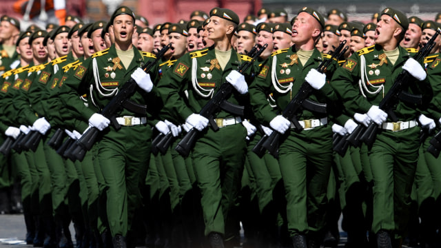 Tentara Rusia saat parade militer Hari Kemenangan di Lapangan Merah di Moskow. (Foto: AFP/KIRILL KUDRYAVTSEV)