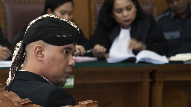 Terdakwa kasus dugaan ujaran kebencian melalui media sosial Ahmad Dhani menjalani sidang dengan agenda pembacaan nota pembelaan di Pengadilan Negeri Jakarta Selatan, Jakarta, Senin (10/12). (Foto: ANTARA FOTO/Galih Pradipta)