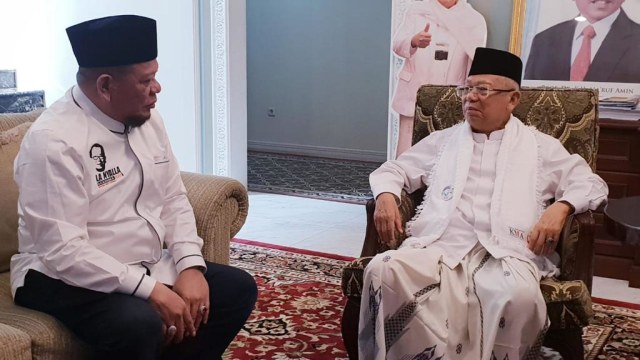 La Nyalla Mattalitti (kiri) berbincang dengan Ma'ruf Amin. (Foto: Dok: TKN Jokowi-Ma'ruf)
