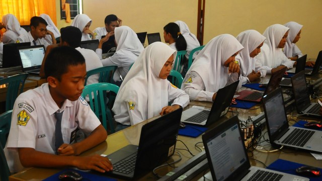 Sejumlah pelajar SMA Negeri 2 Kudus mengikuti simulasi Ujian Nasional Berbasis Komputer (UNBK) atau Computer Based Test (CBT) di Kudus, Jawa Tengah, Rabu(11/12). Foto:  ANTARA FOTO/Yusuf Nugroho