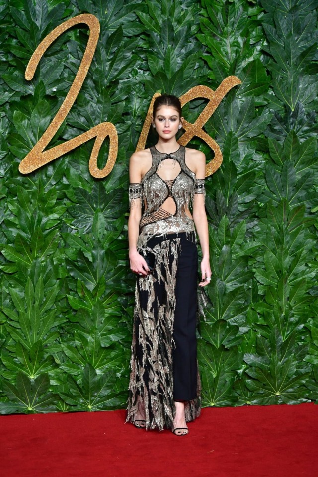 Dari Meghan Markle Sampai Kendall Jenner Ini 7 Gaya Red Carpet Terbaik Di Fashion Awards 2018 Kumparan Com Dari Meghan Markle Sampai Kendall Jenner Ini 7 Gaya Red Carpet Terbaik Di Fashion Awards 2018 Kumparan Com