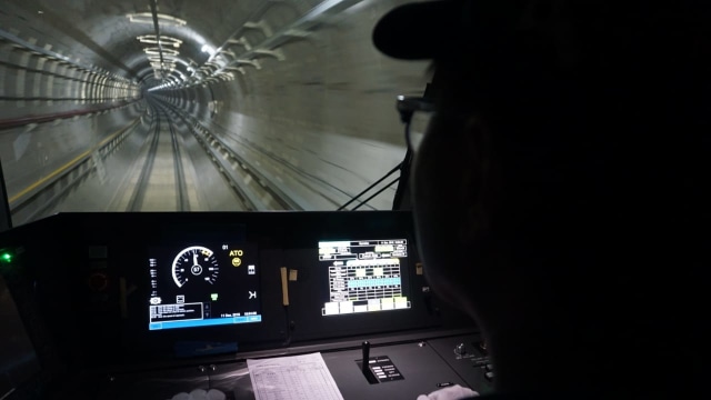 Operator pengendali manual MRT di dalam kereta MRT. Foto: Jamal Ramadhan/kumparan