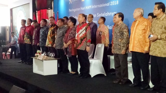 Wakil Presiden Jusuf Kalla( keenam kiri)  di Peringatan Hari HAM Internasional 2018 di Komnas HAM. (Foto: Nadia Riso/kumparan)