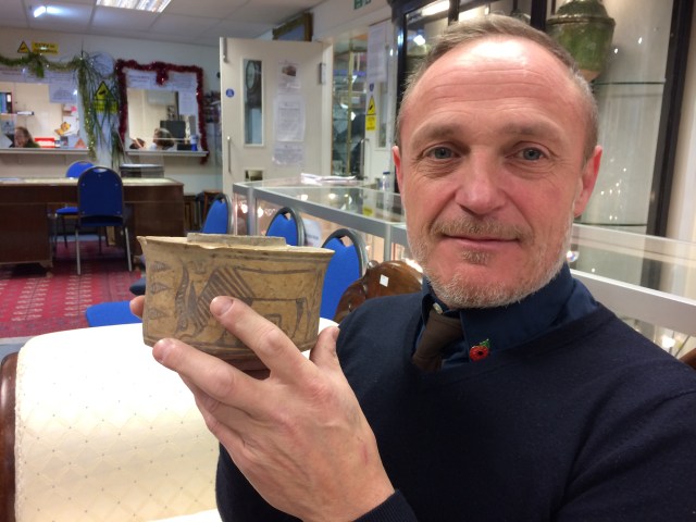 Karl Martin bersama dengan wadah tembikar 4.000 tahun. (Foto: Hansons Auctioneers)