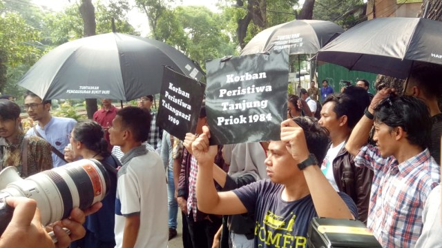Sejumlah kelompok masyarakat yang berdemonstrasi di depan kantor Komnas HAM. (Foto: Nadia Riso/kumparan)