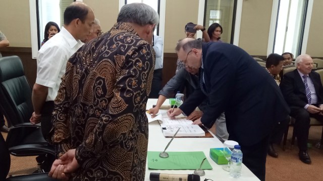 Wakil Menteri ESDM Arcandra Tahar( kedua kiri)  menyaksikan penandatanganan Kontrak Bagi Hasil Gross Split Wilayah Kerja (WK) Sengkang dan WK East Sepinggan. (Foto: Resya Firmansyah/kumparan)