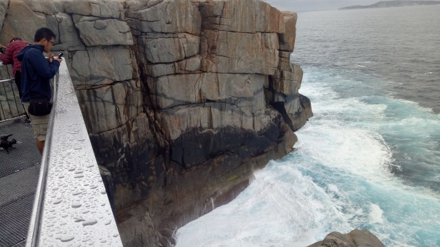 The Gap hanya terlihat seperti celah yang memisahkan dua tebing batu karang di mana pada salah satu sisinya disediakan sebuah jembatan  (Foto: Rossi Finza Noor/kumparan)