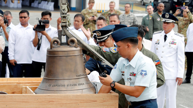 Serah terima lonceng gereja yang dijarah tentara AS di FIlipina saat perang. (Foto: REUTERS / Erik De Castro)