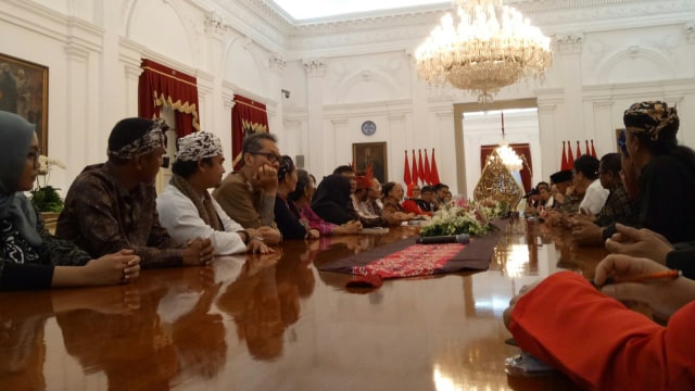 Jokowi bertemu sejumlah seniman dan budayawan di Istana Merdeka, Jakarta, Selasa (11/12). (Foto: Jihad Akbar/kumparan)