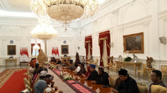 Jokowi bertemu sejumlah seniman dan budayawan di Istana Merdeka, Jakarta, Selasa (11/12). (Foto: Jihad Akbar/kumparan)