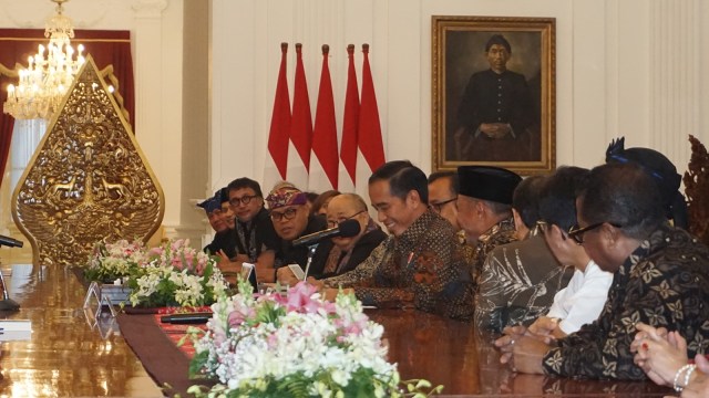 Jokowi bertemu sejumlah seniman dan budayawan di Istana Merdeka, Jakarta, Selasa (11/12). (Foto: Yudhistira Amran/kumparan)