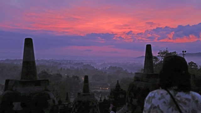 Wisatawan sedang menanti matahari terbit yang dilihat dari Candi Borobudur (Foto: Aria Sankhyaadi/kumparan)