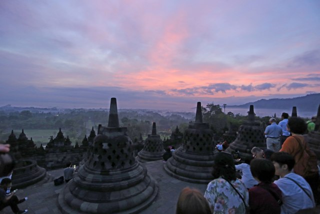 Wisatawan dari berbagai negara antusias untuk melihat matahari terbit dari kawasan Candi Borobudur Foto: Aria Sankhyaadi/kumparan