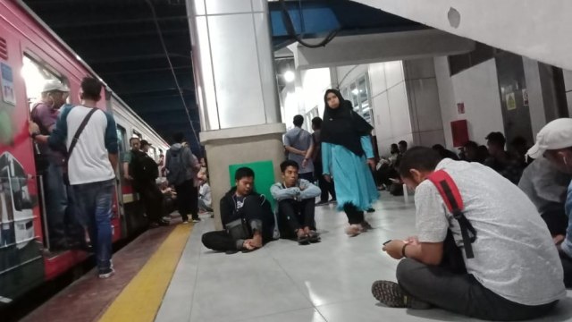 Calon penumpang di Stasiun Palmerah menunggu KRL lintas Serpong berjalan setelah terganggu akibat LAA disambar petir, Selasa (11/12/2018). (Foto: Istimewa)