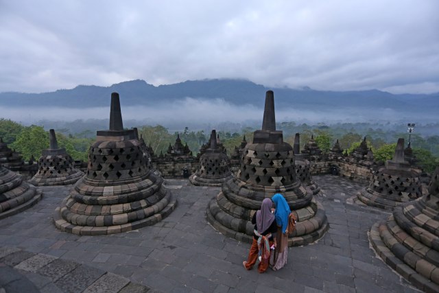 Wisatawan sedang mengabadikan momen di Candi Borobudur (Foto: Aria Sankhyaadi/kumparan)