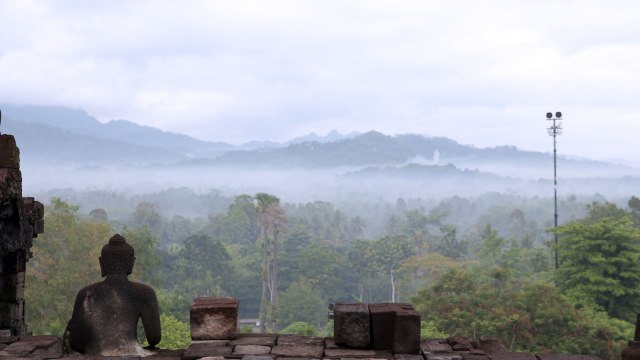 Pemandangan pagi hari dari tingkat Arupadhatu, Candi Borobudur Foto: Aria Sankhyaadi/kumparan