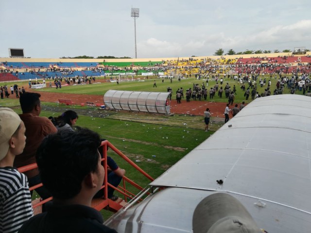 Laga PS Tira vs PSIM berakhir ricuh di Stadion Sultan Agung, Bantul, Selasa (11/12/2018) (Foto: atx)