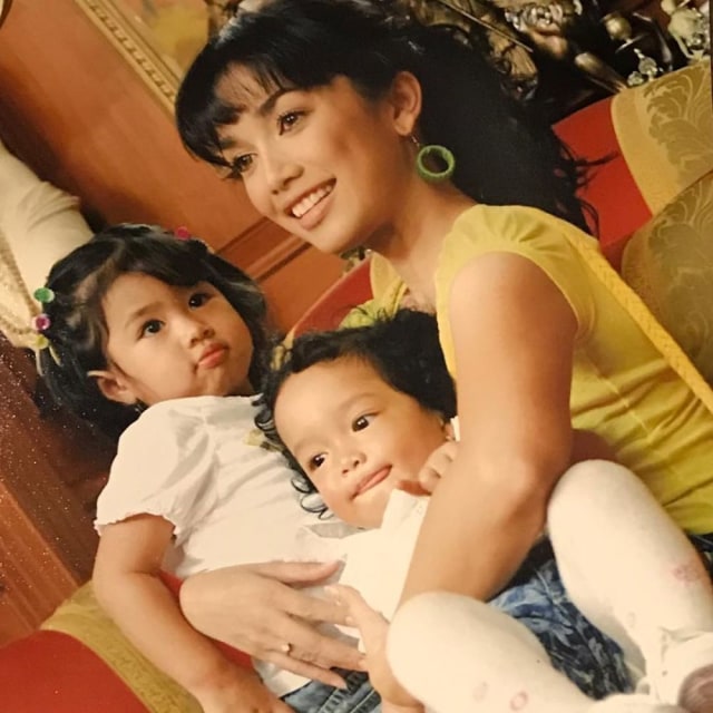 Ussy Sulistiawaty bersama anaknya. (Foto: Instagram/@ussypratama)