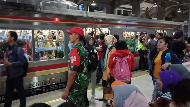 Suasana Stasiun Kebayoran akibat LAA jalur Serpong disambar petir, Selasa (11/12/2018). (Foto: Istimewa)