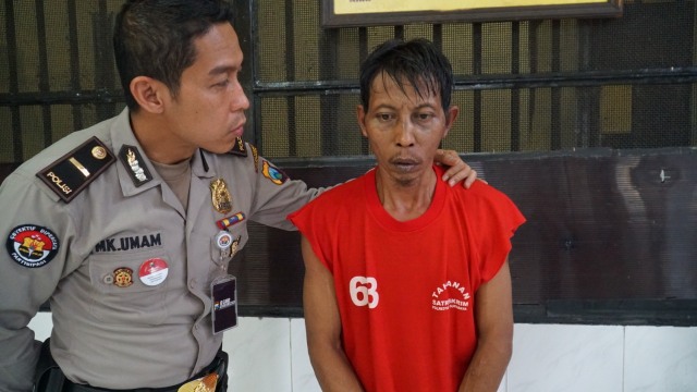 Polisi mengintrogasi pelaku pencabulan terhadap anak kandung di Surabaya. (Foto: Dok. Istimewa)
