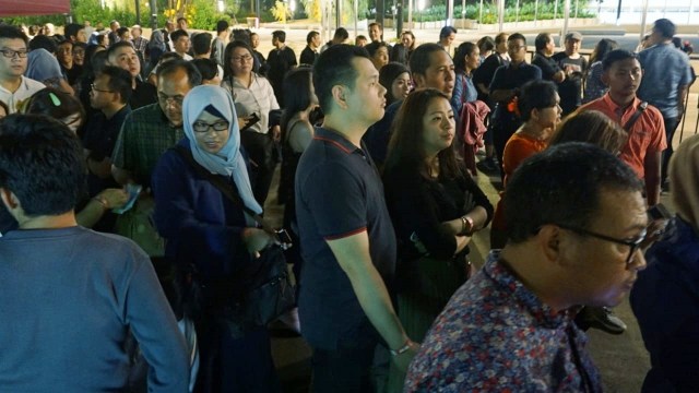 Antrean penonton konser musik MLTR di Istora Senayan, Jakarta. (Foto: Jamal Ramadhan/kumparan)