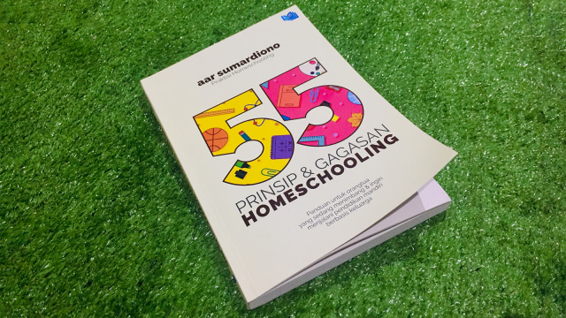 Buku Prinsip & Gagasan Homeschooling karya Aar Sumardiono. (Foto: Shika Arimasen Michi/kumparan)
