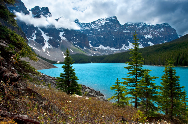 Danau Moraine Berlatar Belakang Pegunungan (Foto: Shutter Stock)