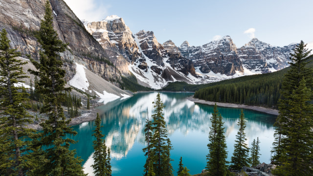 Penampakan Danau Moraine yang Mempesona (Foto: Shutter Stock)