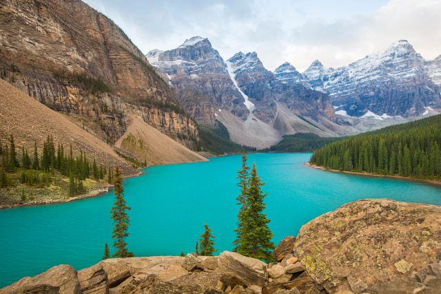 Panorama Danau Moraine dengan Air Birunya (Foto: Shutter Stock)